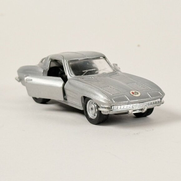 Maisto 1963 Chevy Corvette Split Window 1:32 Scale Diecast Car Collector - Picture 1 of 10